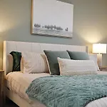 Boho Retreat With King Beds, Golf, Disney+, Near Wem