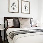 Boho Retreat With King Beds, Golf, Disney+, Near Wem
