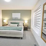 Boho Retreat With King Beds, Golf, Disney+, Near Wem