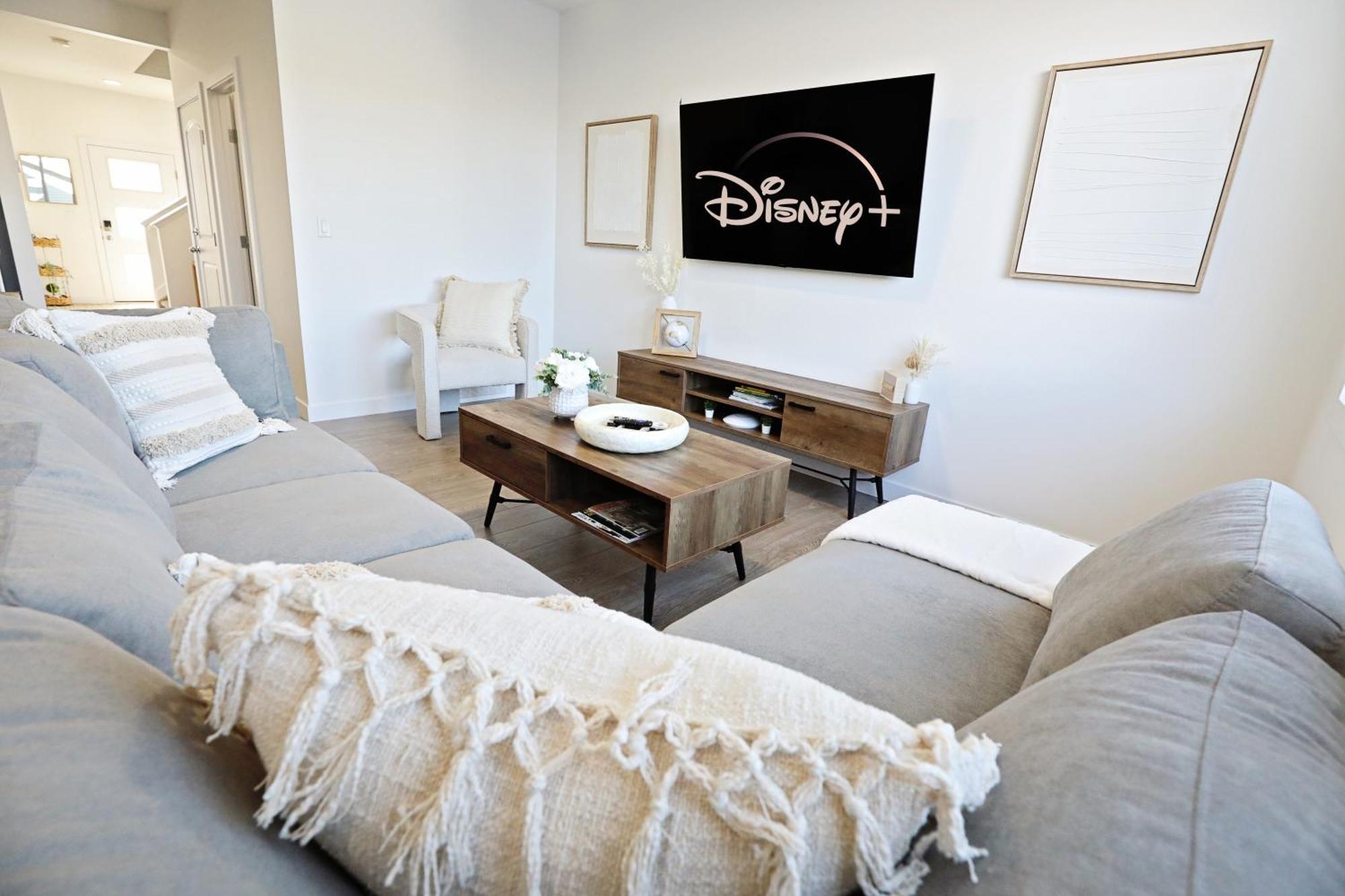 Boho Retreat With King Beds, Golf, Disney+, Near Wem Holiday home