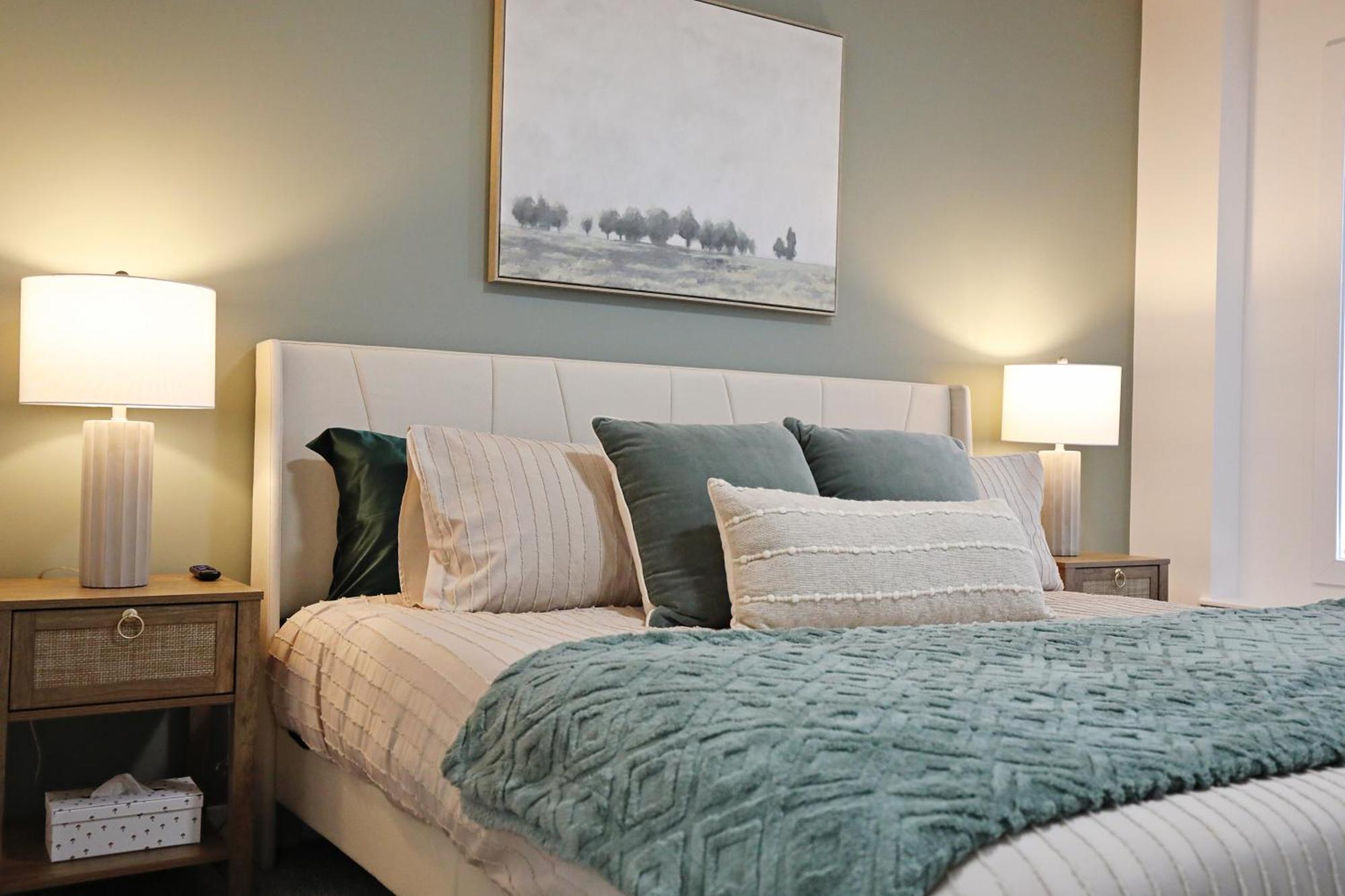 Boho Retreat With King Beds, Golf, Disney+, Near Wem Edmonton
