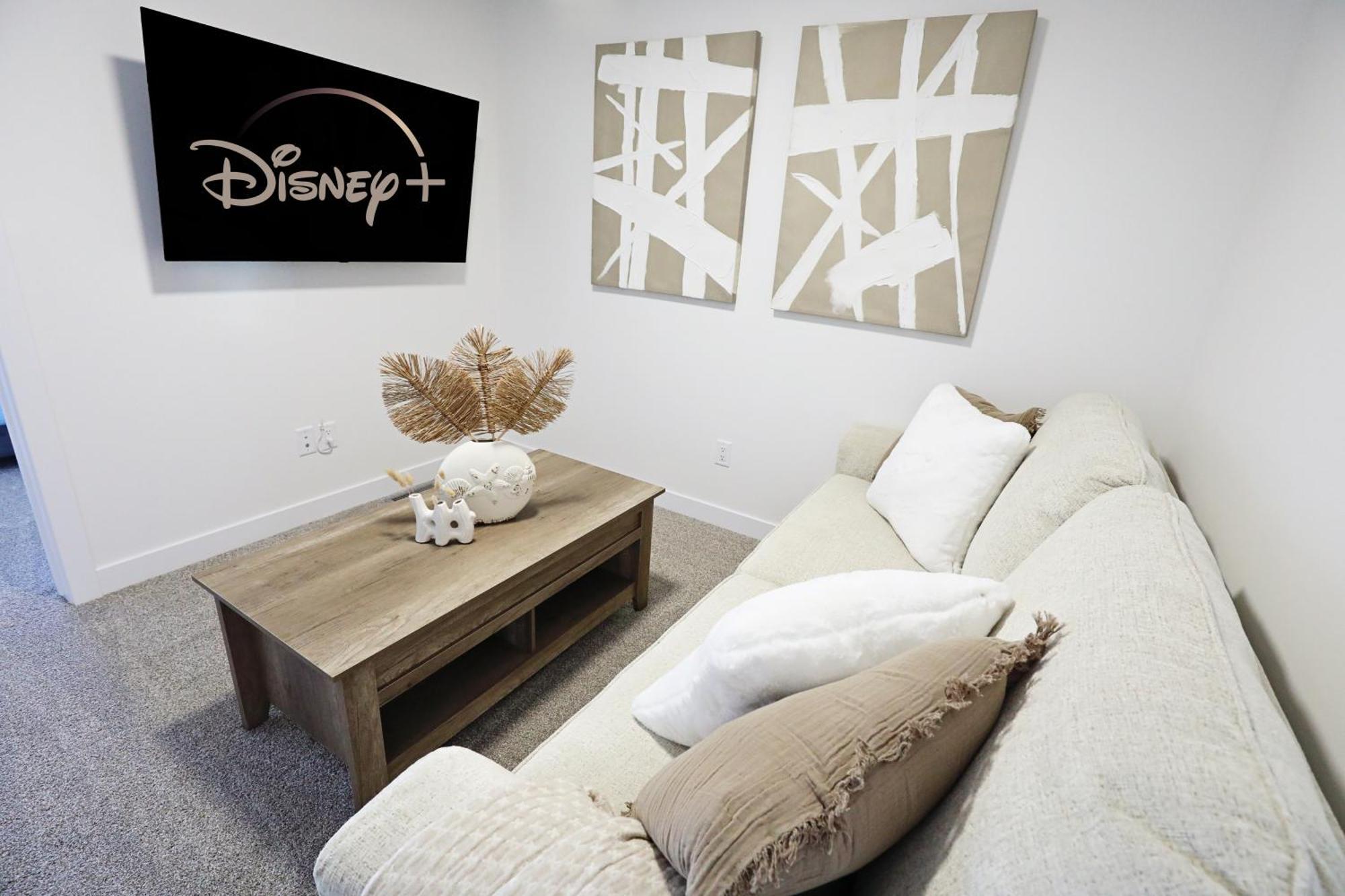 Boho Retreat With King Beds, Golf, Disney+, Near Wem Holiday home *