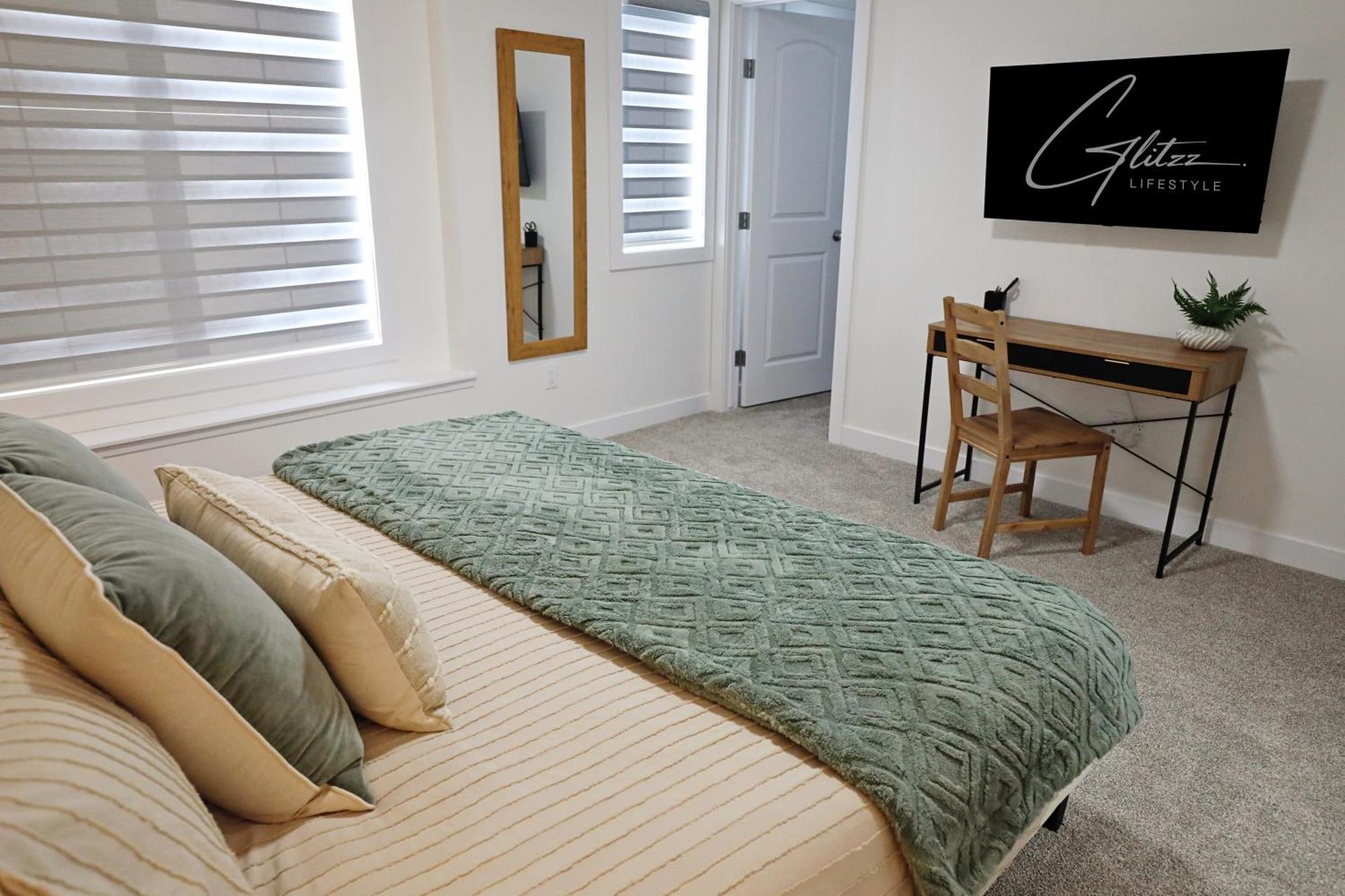 Boho Retreat With King Beds, Golf, Disney+, Near Wem Edmonton