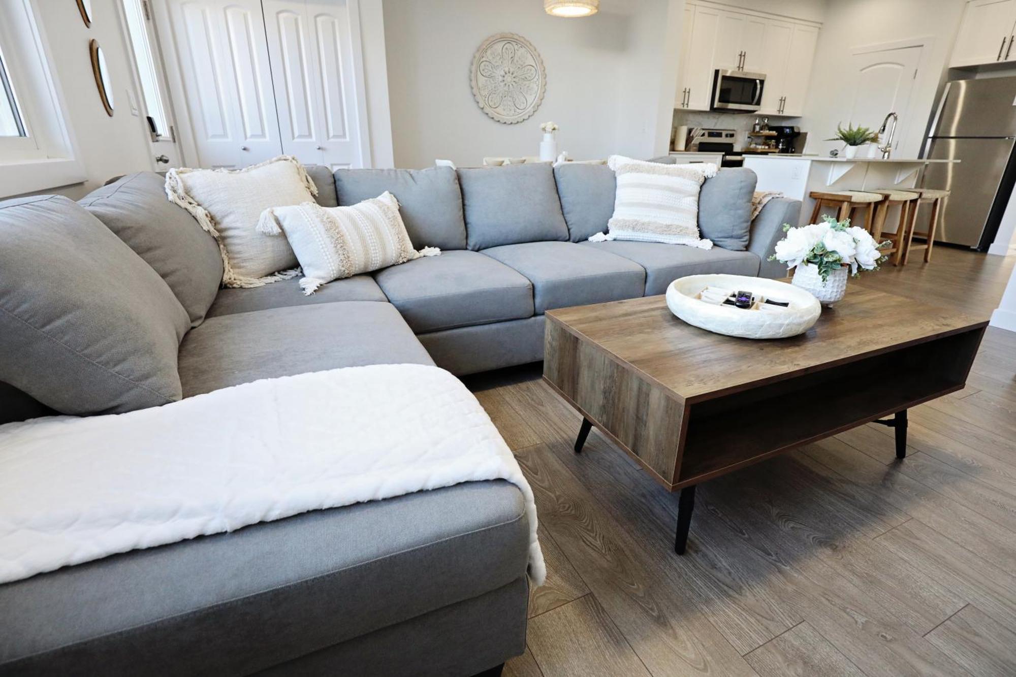 Boho Retreat With King Beds, Golf, Disney+, Near Wem Edmonton
